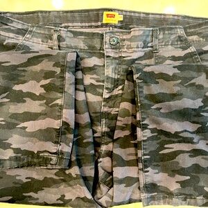 Black and gray camo pants. Levi’s size 18. Super comfy.